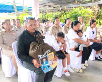 รองผู้ว่าราชการจังหวัดสุราษฎร์ธานีเชิญสิ่งของพระราชทาน จากมู ... พารามิเตอร์รูปภาพ 25