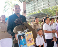 รองผู้ว่าราชการจังหวัดสุราษฎร์ธานีเชิญสิ่งของพระราชทาน จากมู ... พารามิเตอร์รูปภาพ 26