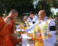 จังหวัดสุราษฎร์ธานีจัดพิธีบำเพ็ญกุศลและทำบุญตักบาตร ในวาระคร ... พารามิเตอร์รูปภาพ 1