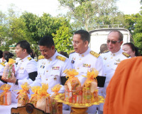 จังหวัดสุราษฎร์ธานีจัดพิธีบำเพ็ญกุศลและทำบุญตักบาตร ในวาระคร ... พารามิเตอร์รูปภาพ 3
