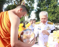 จังหวัดสุราษฎร์ธานีจัดพิธีบำเพ็ญกุศลและทำบุญตักบาตร ในวาระคร ... พารามิเตอร์รูปภาพ 25