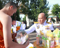 จังหวัดสุราษฎร์ธานีจัดพิธีบำเพ็ญกุศลและทำบุญตักบาตร ในวาระคร ... พารามิเตอร์รูปภาพ 33