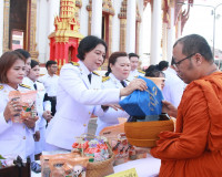 จังหวัดสุราษฎร์ธานีจัดพิธีบำเพ็ญกุศลและทำบุญตักบาตร ในวาระคร ... พารามิเตอร์รูปภาพ 35