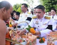 จังหวัดสุราษฎร์ธานีจัดพิธีบำเพ็ญกุศลและทำบุญตักบาตร ในวาระคร ... พารามิเตอร์รูปภาพ 37