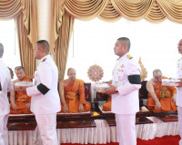จังหวัดสุราษฎร์ธานีจัดพิธีบำเพ็ญกุศลและทำบุญตักบาตร ในวาระคร ... พารามิเตอร์รูปภาพ 42