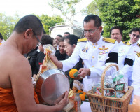 จังหวัดสุราษฎร์ธานีจัดพิธีบำเพ็ญกุศลและทำบุญตักบาตร ในวาระคร ... พารามิเตอร์รูปภาพ 50