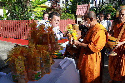 จังหวัดสุราษฎร์ธานีจัดพิธีเจริญพระพุทธมนต์และทำบุญตักบาตรถวา ... พารามิเตอร์รูปภาพ 1