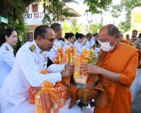 จังหวัดสุราษฎร์ธานีจัดพิธีเจริญพระพุทธมนต์และทำบุญตักบาตรถวา ... พารามิเตอร์รูปภาพ 7