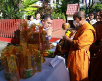 จังหวัดสุราษฎร์ธานีจัดพิธีเจริญพระพุทธมนต์และทำบุญตักบาตรถวา ... พารามิเตอร์รูปภาพ 8