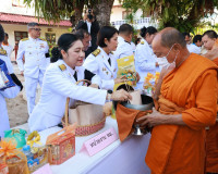 จังหวัดสุราษฎร์ธานีจัดพิธีเจริญพระพุทธมนต์และทำบุญตักบาตรถวา ... พารามิเตอร์รูปภาพ 14