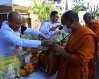 จังหวัดสุราษฎร์ธานีจัดพิธีเจริญพระพุทธมนต์และทำบุญตักบาตรถวา ... พารามิเตอร์รูปภาพ 27