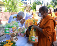 จังหวัดสุราษฎร์ธานีจัดพิธีเจริญพระพุทธมนต์และทำบุญตักบาตรถวา ... พารามิเตอร์รูปภาพ 32