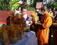 จังหวัดสุราษฎร์ธานีจัดพิธีเจริญพระพุทธมนต์และทำบุญตักบาตรถวา ... พารามิเตอร์รูปภาพ 43
