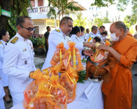 จังหวัดสุราษฎร์ธานีจัดพิธีเจริญพระพุทธมนต์และทำบุญตักบาตรถวา ... พารามิเตอร์รูปภาพ 46