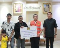 ผู้ว่าฯ สุราษฎร์ธานีมอบเงินกองทุนเงินช่วยเหลือผู้ประสบสาธารณ ... พารามิเตอร์รูปภาพ 15