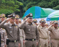 ผู้ว่าฯ สุราษฎร์ธานี นำข้าราชการและประชาชนร่วมพิธีถวายพระพรช ... พารามิเตอร์รูปภาพ 15