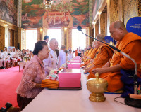 พระบาทสมเด็จพระเจ้าอยู่หัว พระราชทานผ้าไตร เนื่องในพิธีทำบุญ ... พารามิเตอร์รูปภาพ 1