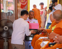 พระบาทสมเด็จพระเจ้าอยู่หัว พระราชทานผ้าไตร เนื่องในพิธีทำบุญ ... พารามิเตอร์รูปภาพ 12
