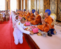 พระบาทสมเด็จพระเจ้าอยู่หัว พระราชทานผ้าไตร เนื่องในพิธีทำบุญ ... พารามิเตอร์รูปภาพ 18