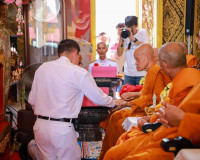 พระบาทสมเด็จพระเจ้าอยู่หัว พระราชทานผ้าไตร เนื่องในพิธีทำบุญ ... พารามิเตอร์รูปภาพ 24