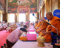 พระบาทสมเด็จพระเจ้าอยู่หัว พระราชทานผ้าไตร เนื่องในพิธีทำบุญ ... พารามิเตอร์รูปภาพ 31
