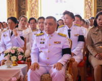 พระบาทสมเด็จพระเจ้าอยู่หัว พระราชทานผ้าไตร เนื่องในพิธีทำบุญ ... พารามิเตอร์รูปภาพ 38