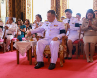 พระบาทสมเด็จพระเจ้าอยู่หัว พระราชทานผ้าไตร เนื่องในพิธีทำบุญ ... พารามิเตอร์รูปภาพ 43