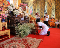พระบาทสมเด็จพระเจ้าอยู่หัว พระราชทานผ้าไตร เนื่องในพิธีทำบุญ ... พารามิเตอร์รูปภาพ 44