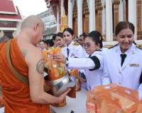 จังหวัดสุราษฎร์ธานีจัดพิธีบำเพ็ญกุศลและทำบุญตักบาตร ในวาระคร ... พารามิเตอร์รูปภาพ 17
