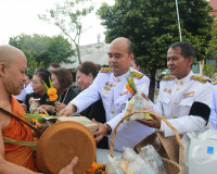 จังหวัดสุราษฎร์ธานีจัดพิธีบำเพ็ญกุศลและทำบุญตักบาตร ในวาระคร ... พารามิเตอร์รูปภาพ 29