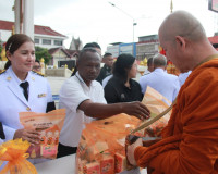 จังหวัดสุราษฎร์ธานีจัดพิธีบำเพ็ญกุศลและทำบุญตักบาตร ในวาระคร ... พารามิเตอร์รูปภาพ 32