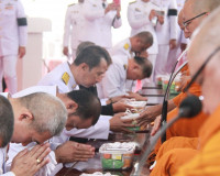 จังหวัดสุราษฎร์ธานีจัดพิธีบำเพ็ญกุศลและทำบุญตักบาตร ในวาระคร ... พารามิเตอร์รูปภาพ 55