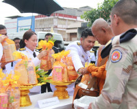 จังหวัดสุราษฎร์ธานีจัดพิธีบำเพ็ญกุศลและทำบุญตักบาตร ในวาระคร ... พารามิเตอร์รูปภาพ 62