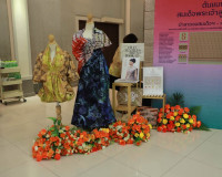 ผู้ว่าฯ สุราษฎร์ธานี เปิดกิจกรรมประกวดผ้าลายพระราชทาน "ผ้าลา ... พารามิเตอร์รูปภาพ 4