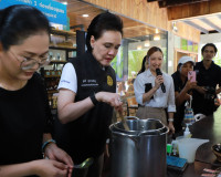 รองนายกฯ "ศุภจี" พร้อมคณะทูตานุทูต 13 ประเทศ ลงพื้นที่สวนมะพ ... พารามิเตอร์รูปภาพ 4