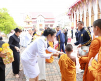จังหวัดสุราษฎร์ธานี จัดพิธีบำเพ็ญกุศลและทำบุญตักบาตร ในวาระค ... พารามิเตอร์รูปภาพ 26