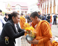 จังหวัดสุราษฎร์ธานี จัดพิธีบำเพ็ญกุศลและทำบุญตักบาตร ในวาระค ... พารามิเตอร์รูปภาพ 33