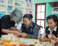 สุราษฎร์ธานีรวมพลังสตรี 19 อำเภอ ประดิษฐ์ “ดอกบัวผุด” ดอกไม้ ... พารามิเตอร์รูปภาพ 18