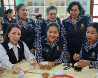 สุราษฎร์ธานีรวมพลังสตรี 19 อำเภอ ประดิษฐ์ “ดอกบัวผุด” ดอกไม้ ... พารามิเตอร์รูปภาพ 25