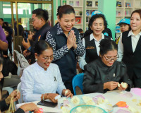 สุราษฎร์ธานีรวมพลังสตรี 19 อำเภอ ประดิษฐ์ “ดอกบัวผุด” ดอกไม้ ... พารามิเตอร์รูปภาพ 33