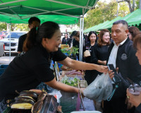 ผู้ว่าฯ สุราษฎร์ธานี เยี่ยมชมจุดจำหน่ายสินค้าโครงการ “ไทยช่ว ... พารามิเตอร์รูปภาพ 4