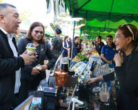 ผู้ว่าฯ สุราษฎร์ธานี เยี่ยมชมจุดจำหน่ายสินค้าโครงการ “ไทยช่ว ... พารามิเตอร์รูปภาพ 17