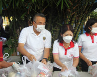 ผู้ว่าสุราษฎร์ ควง นายกเหล่ากาชาด หั่นจระเข้ และไก่สด ปันสุข ... พารามิเตอร์รูปภาพ 5