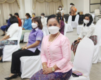จังหวัดสุราษฎร์ธานีมอบต้นแบบลายผ้าประจำจังหวัด &quot;ผ้ายกราชวัตร ... พารามิเตอร์รูปภาพ 2